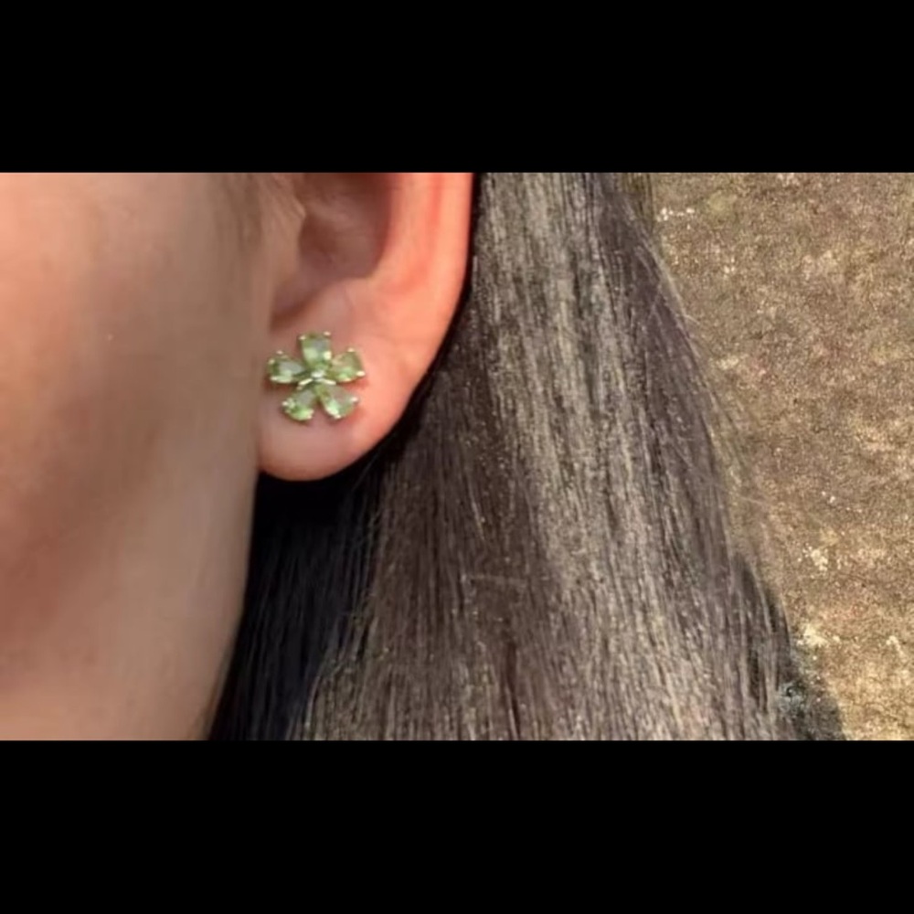 Natural peridot floral earrings on pure silver - Picture 7 of 10